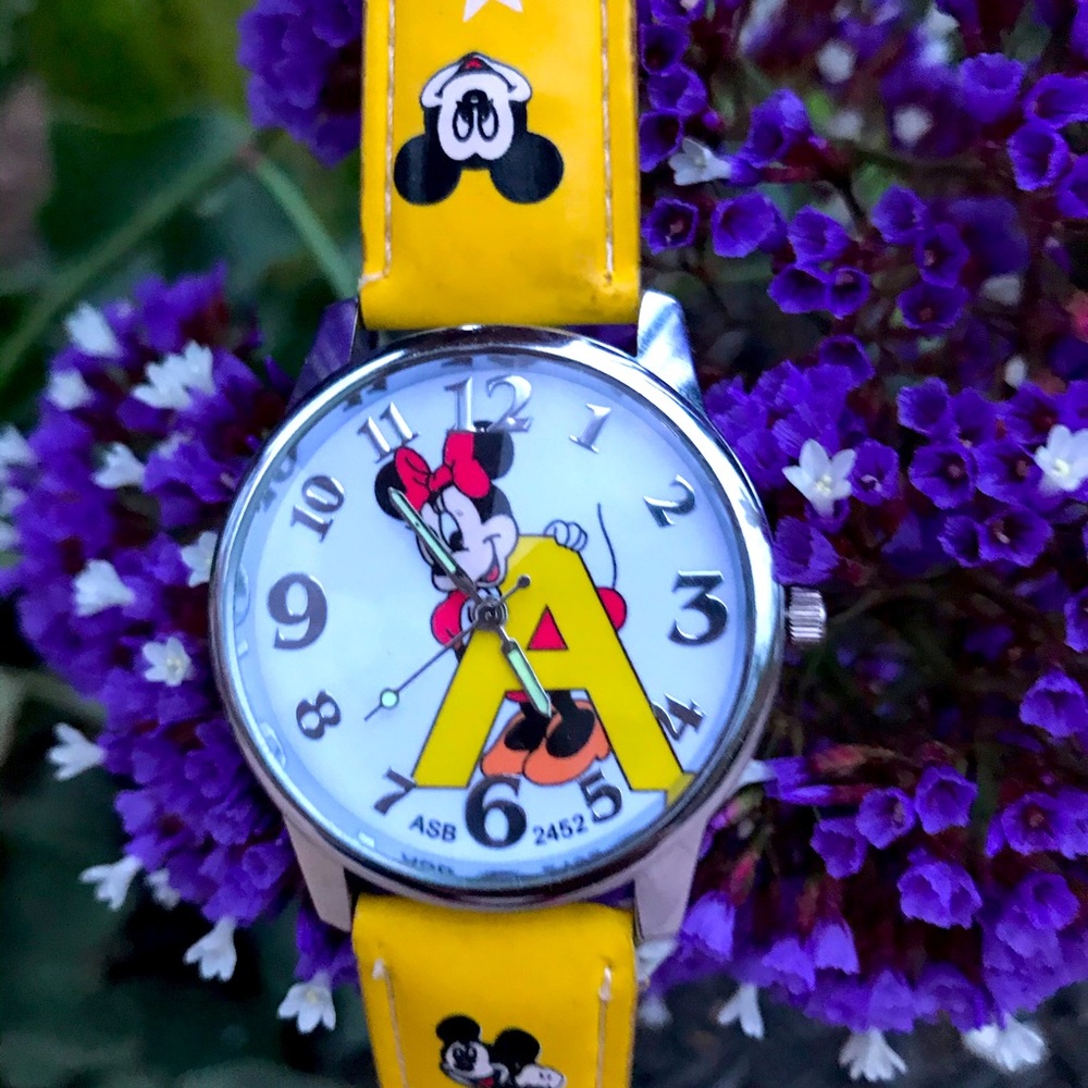 VERY RARE Minnie Holding Yellow Letter "A" Watch